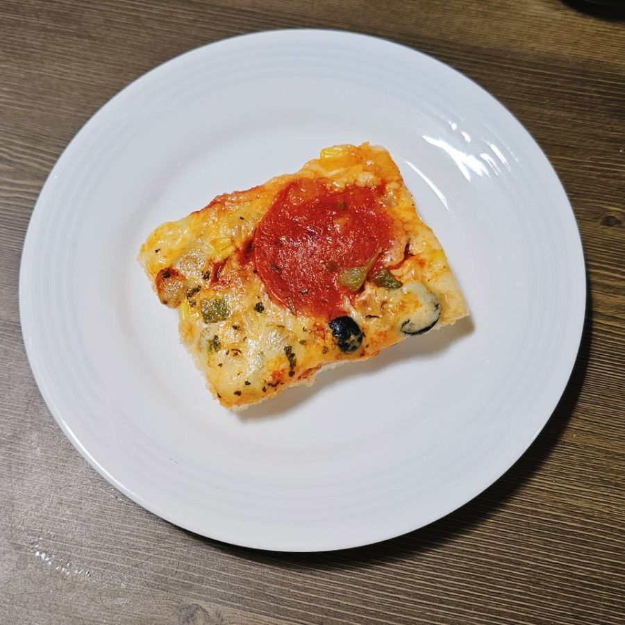 접시에 담긴 피자설기