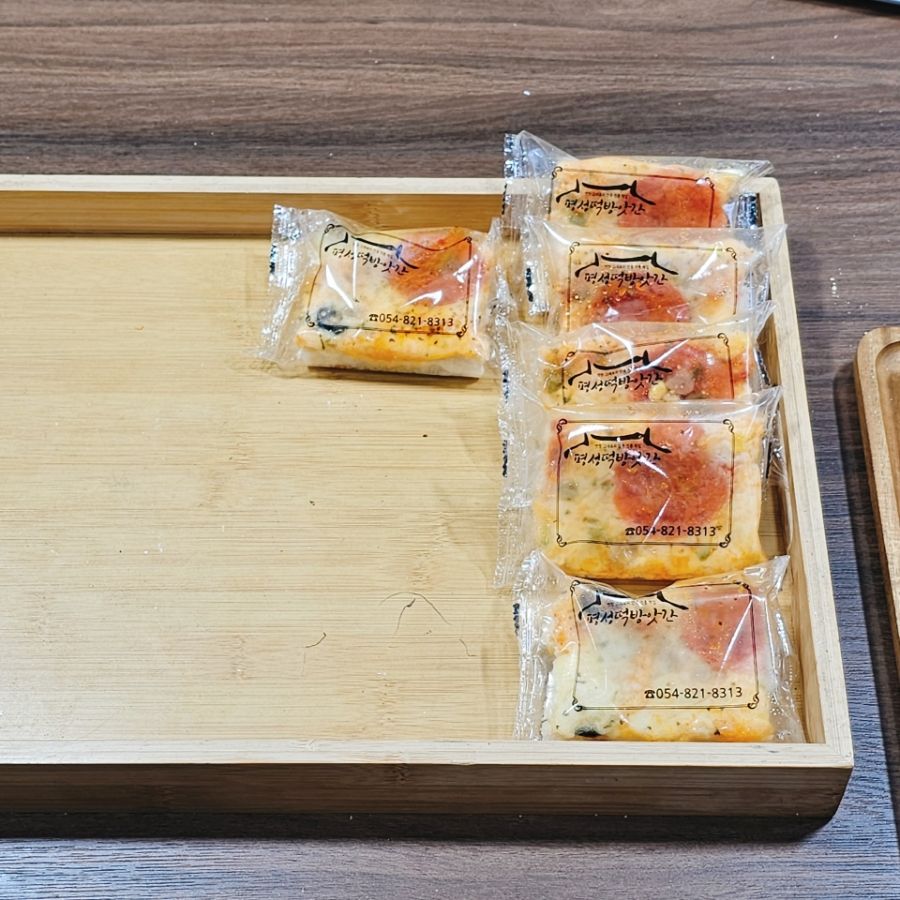 쟁반에 나란히 놓인 피자설기