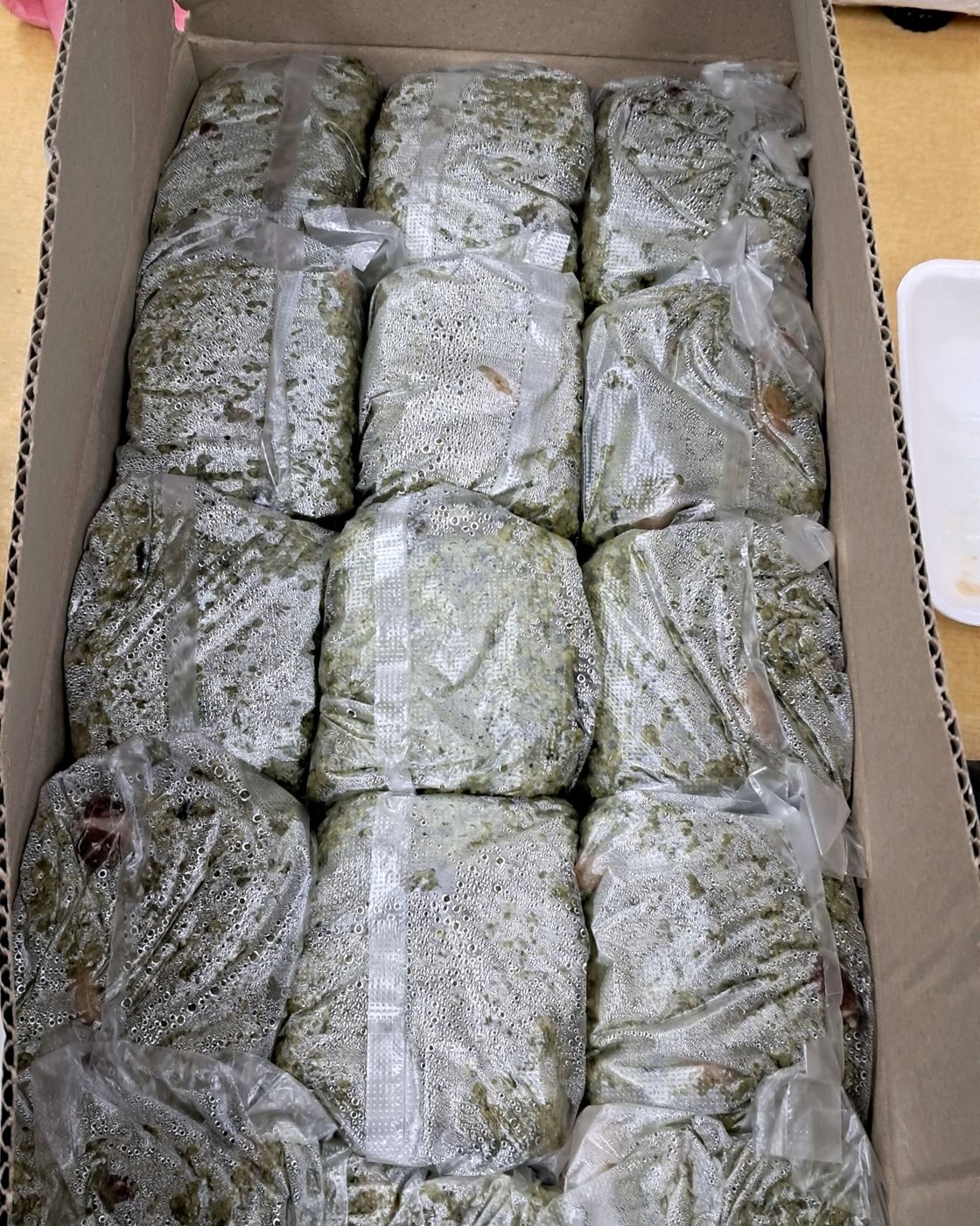 하나씩 랩으로 싸서 상자에 담은 쑥떡